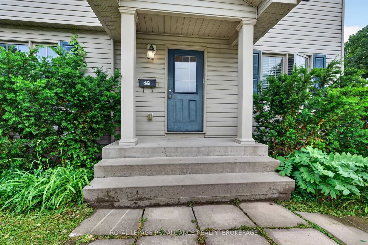 251 Yonge Street photo 2