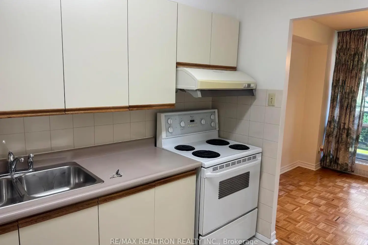 10 Sunrise Avenue 204 photo 2