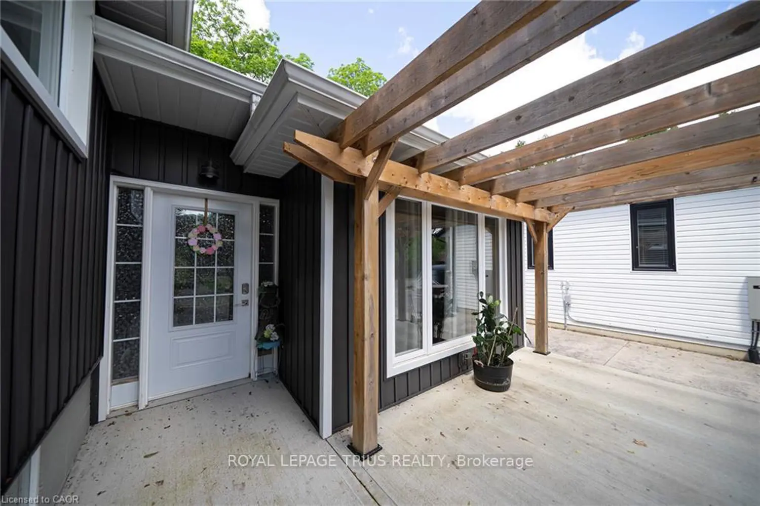 260 Owen Street photo 2