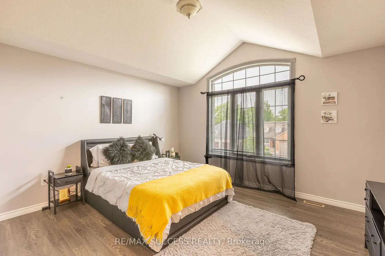 11 Henderson Court photo 4