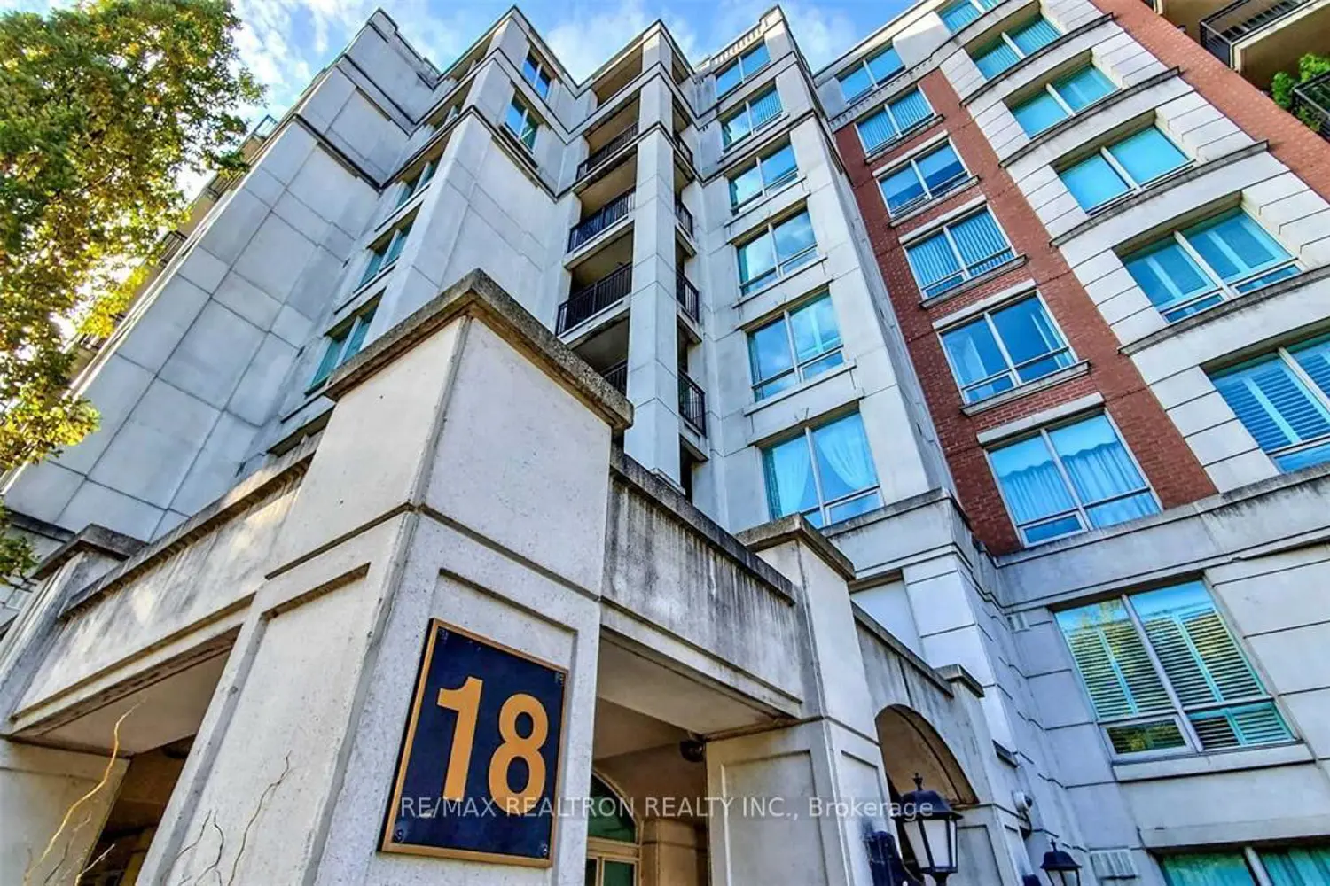 18 William Carson Crescent 211