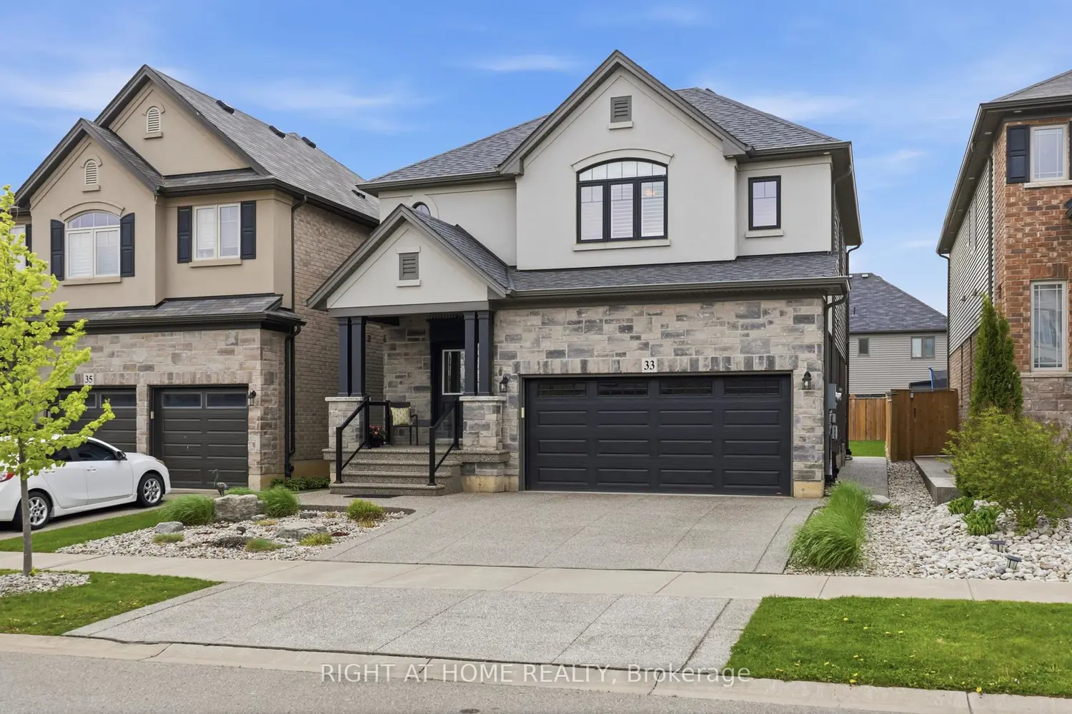 33 Vic Chambers Place photo 3