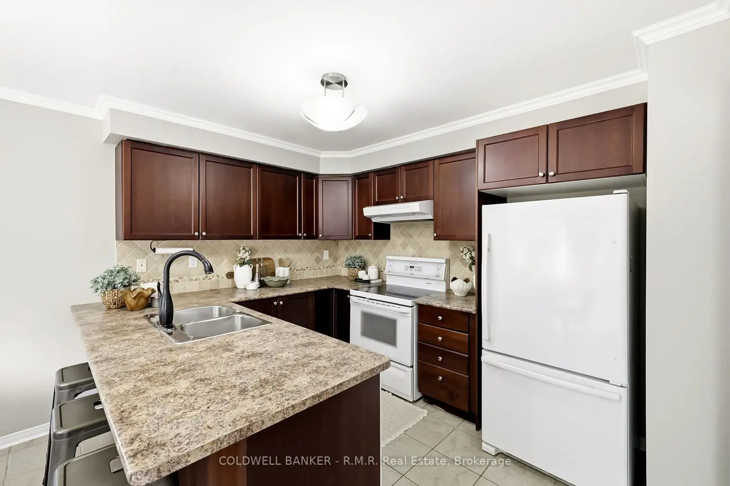 1244 Ashgrove Crescent photo 5