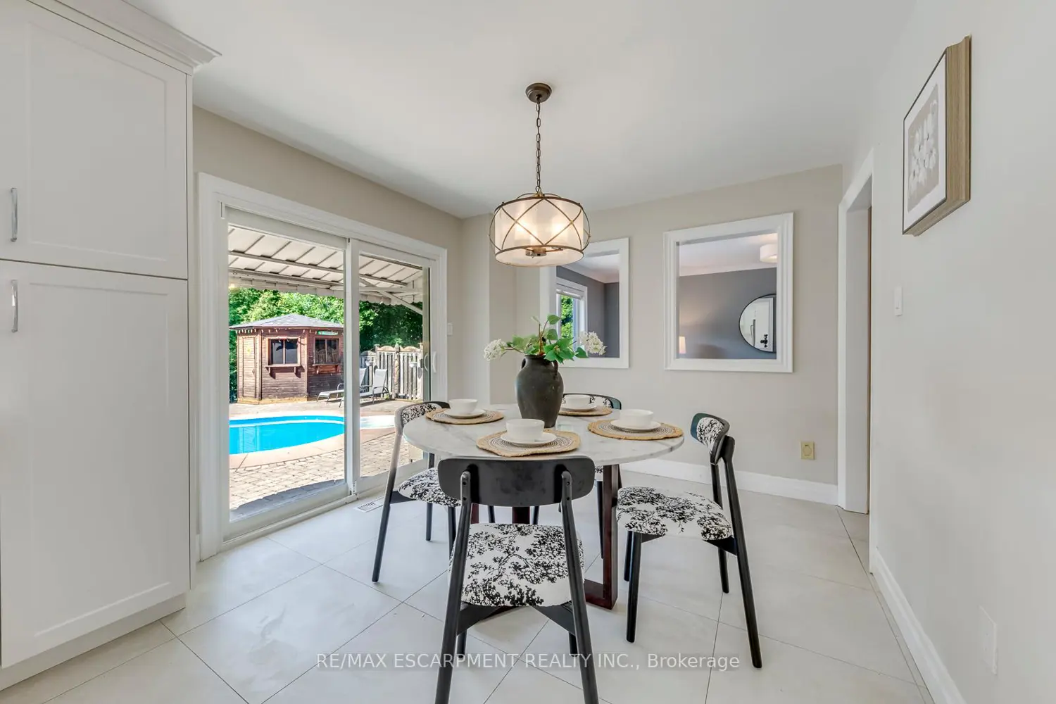 1633 Greenbriar Drive photo 4