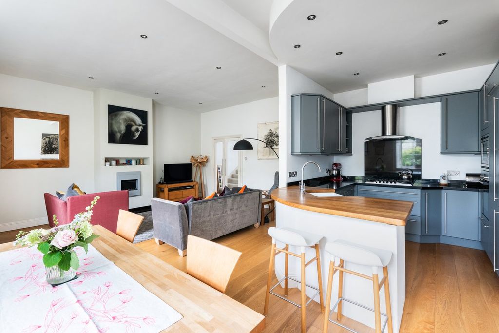 2 bed flat for saleLansdown Crescent, Bath BA1 photo 5