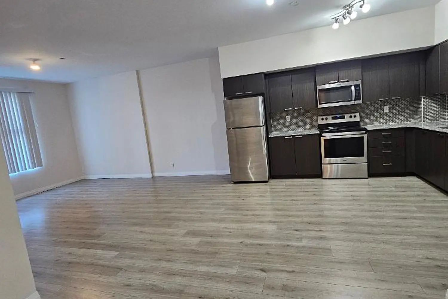 2152 Lawrence Avenue 101 photo 5