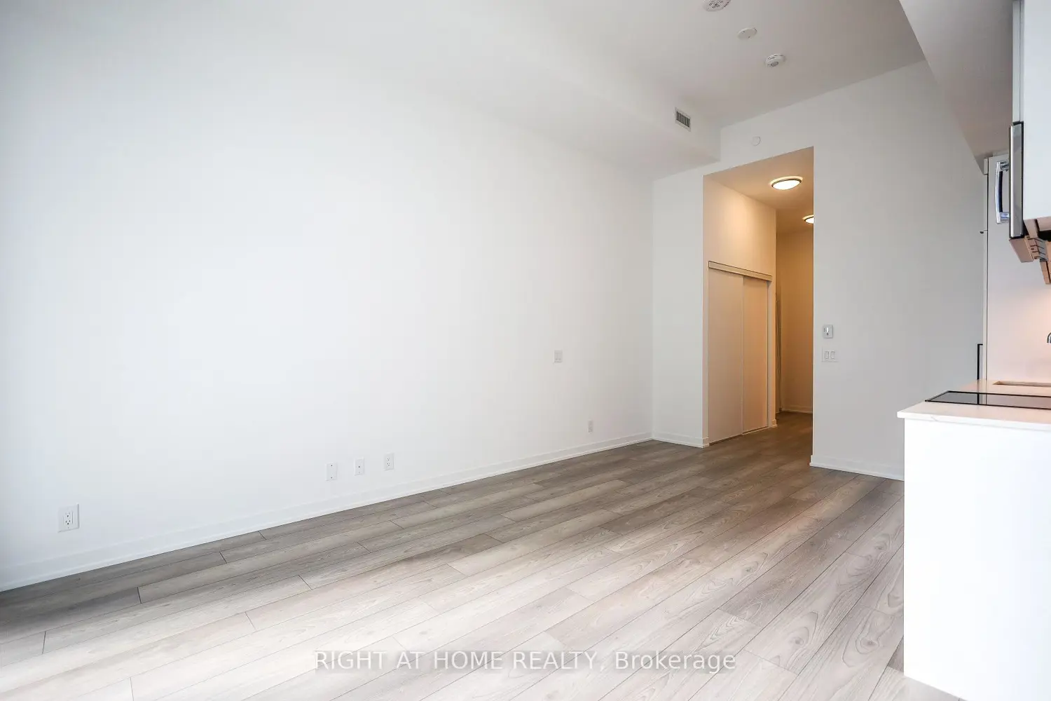 285 Dufferin Street 704 photo 4