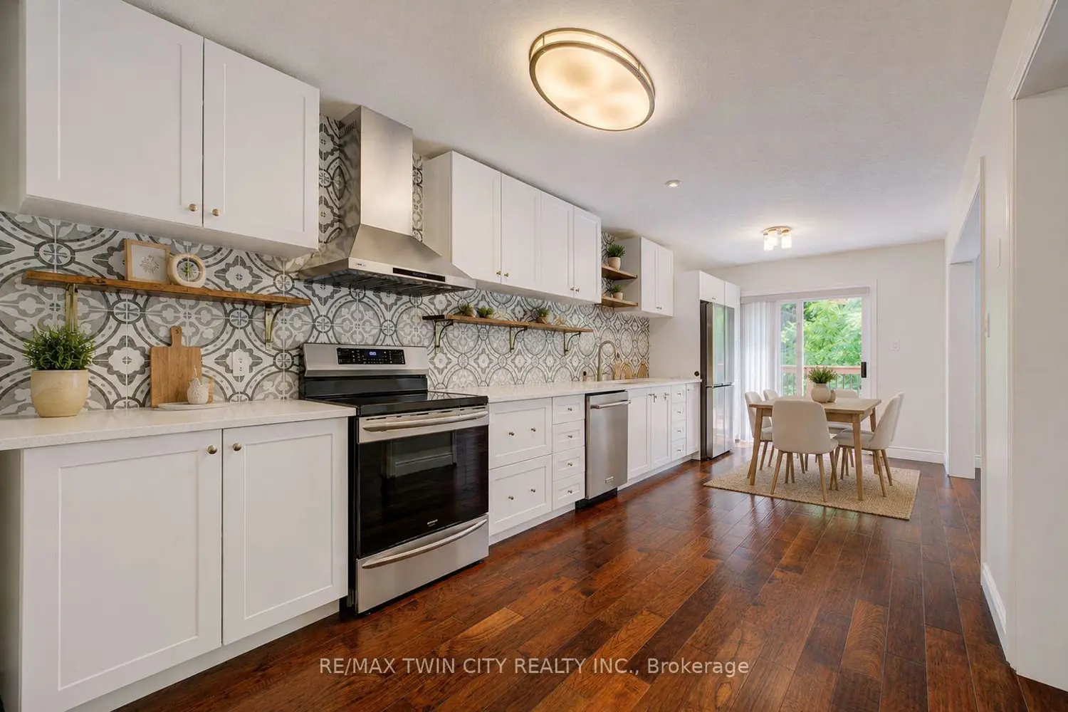569 Violet Street photo 3
