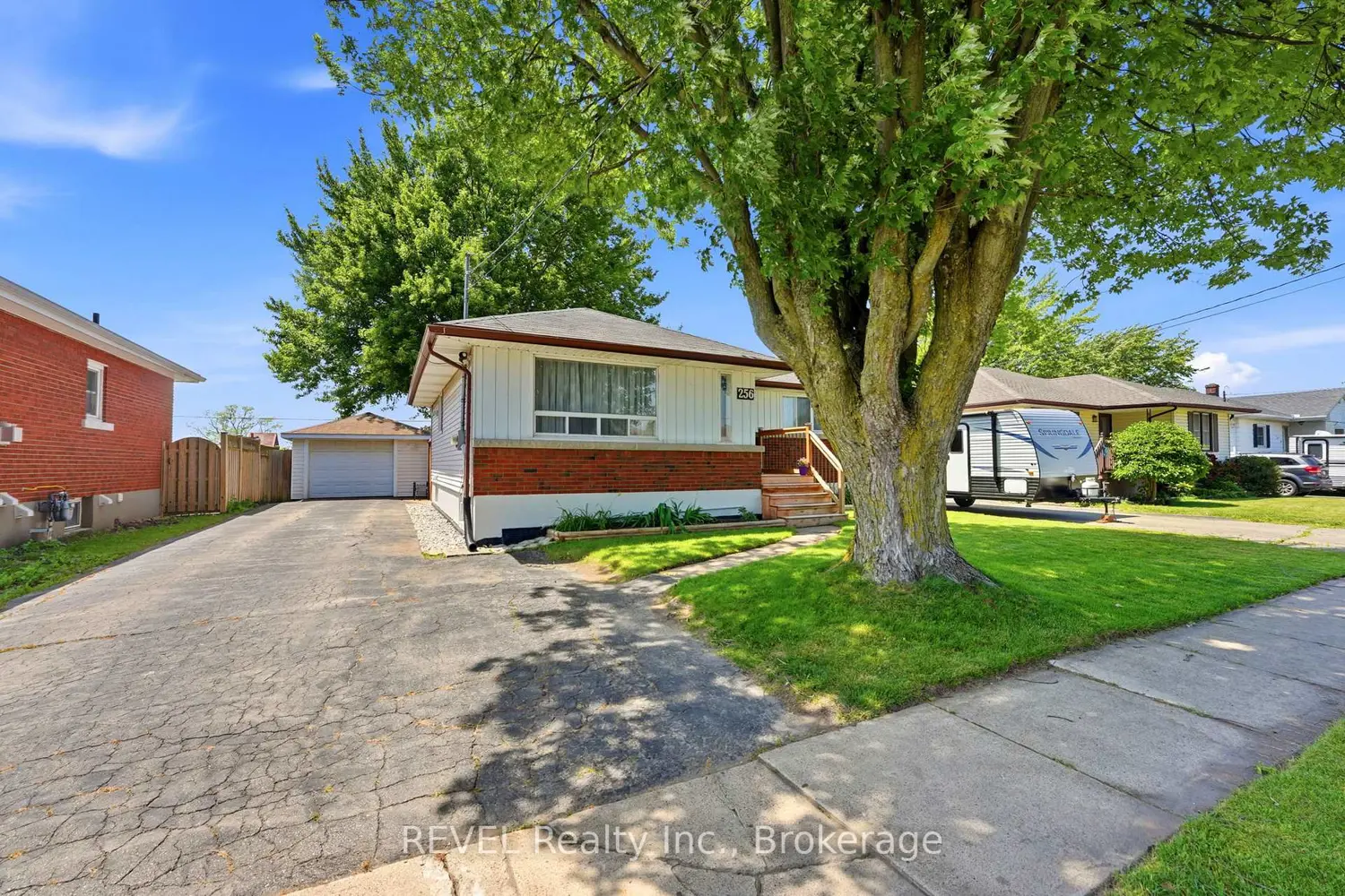256 Clarke Street photo 2