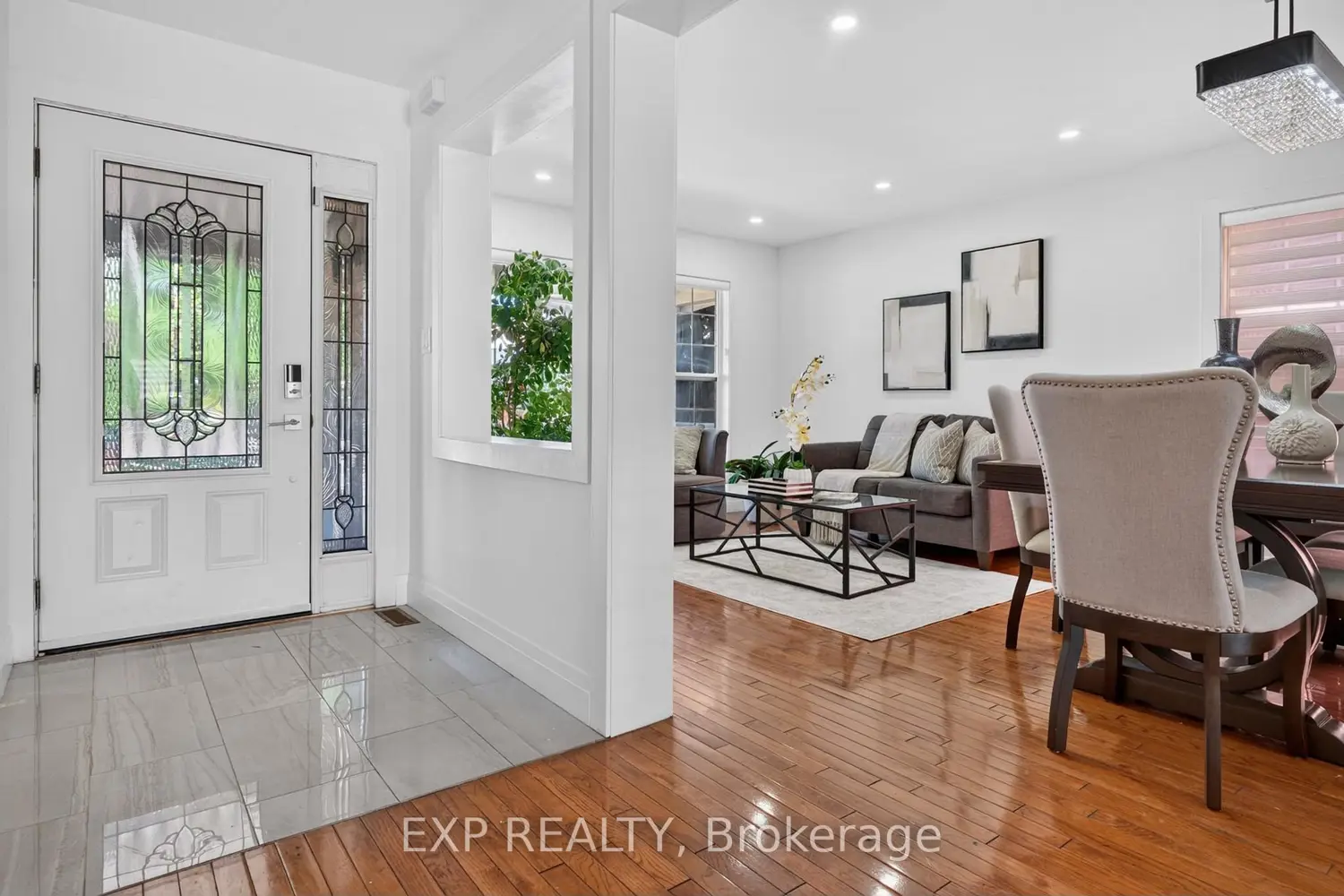 664 Dolby Crescent photo 2