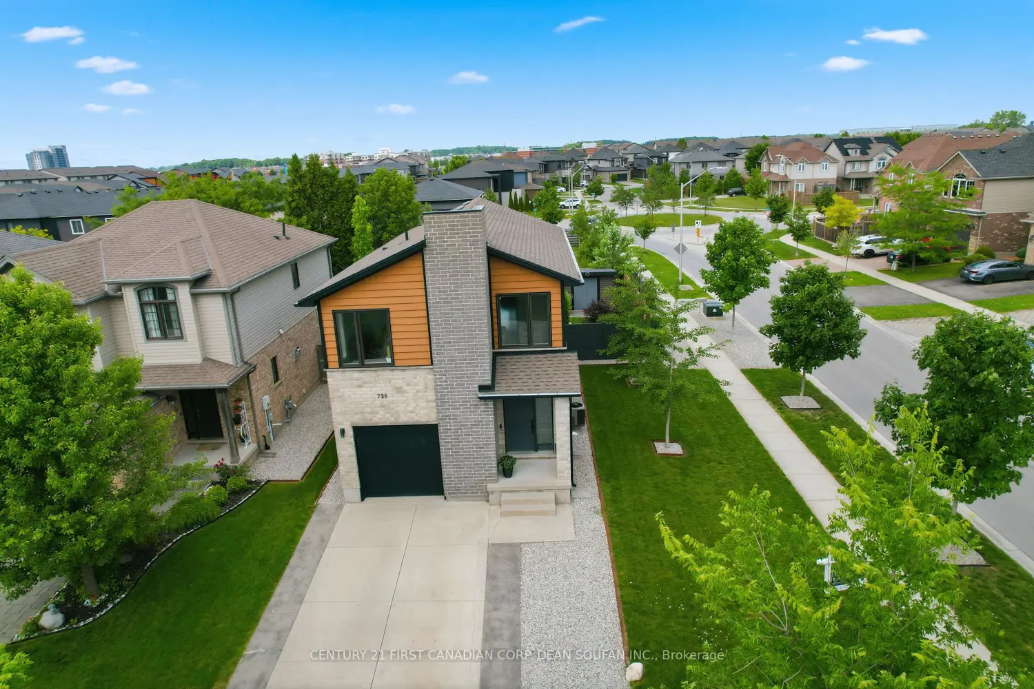 739 Springwood Crescent photo 2