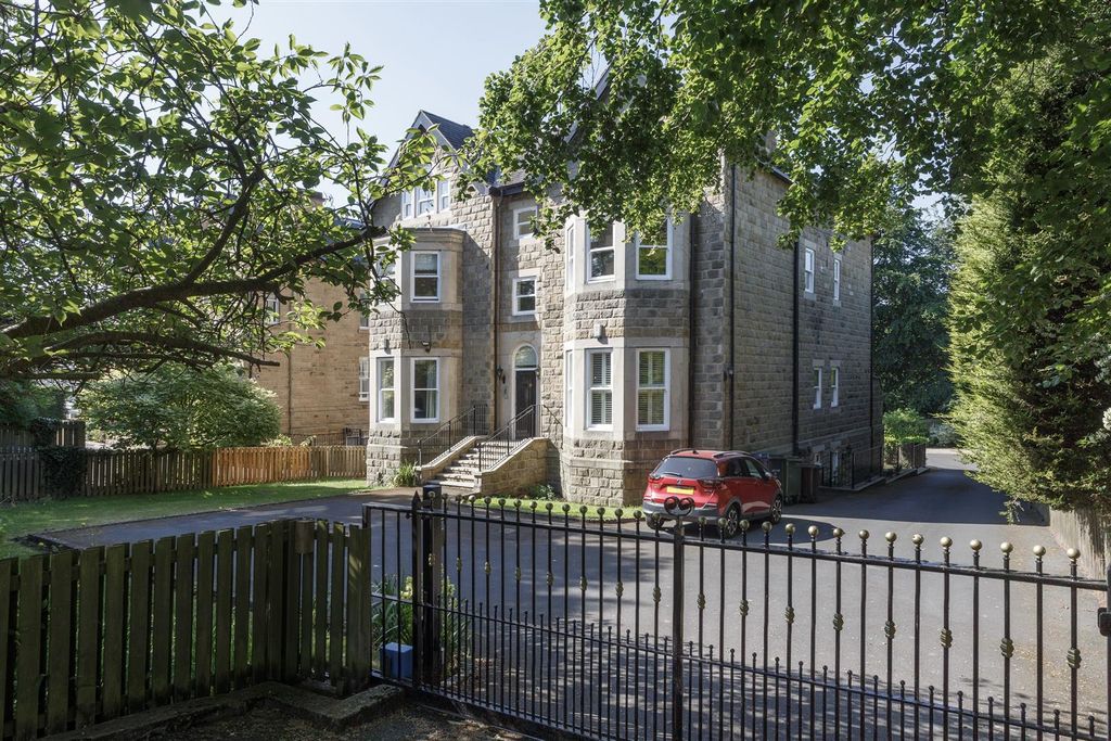 3 bed flat for salePark Crescent, Roundhay, Leeds LS8