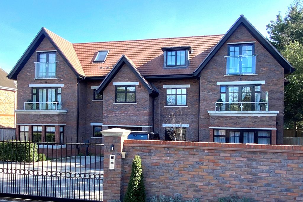 3 bed flat for saleNew Road, Esher KT10