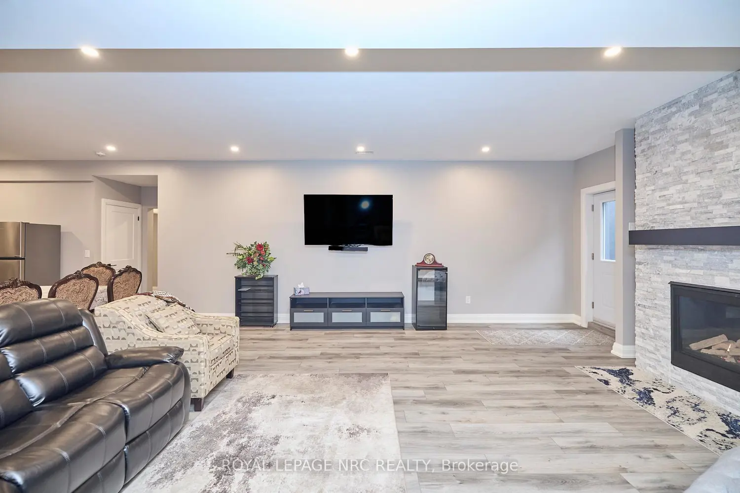 1174 Spears Road photo 3