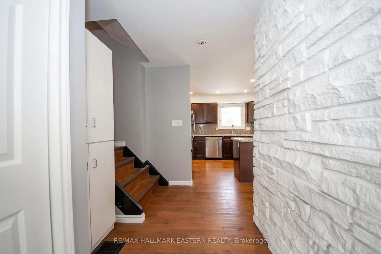 658 Cedarvale Crescent photo 3