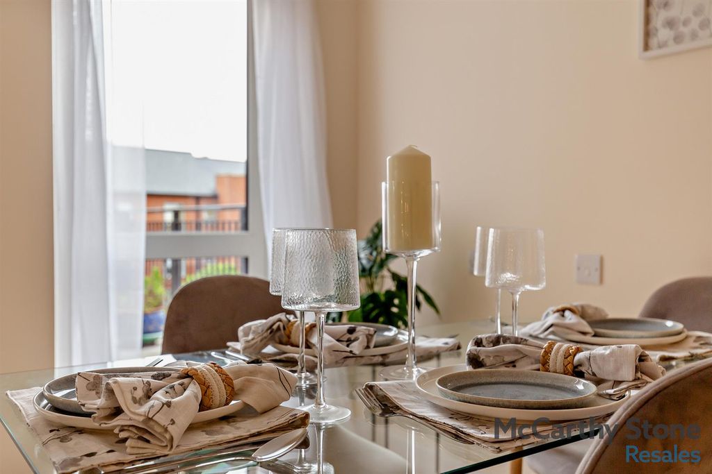 2 bed flat for saleMonument Place, Endless Street, Salisbury SP1 photo 3