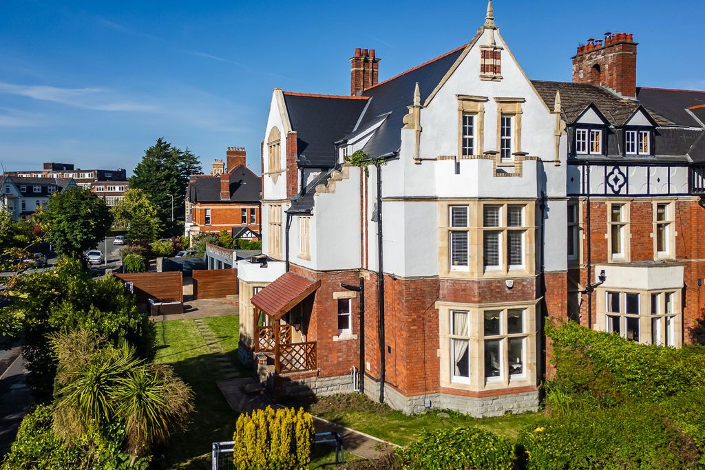 6 bed end terrace house for saleVictoria Square, Penarth CF64