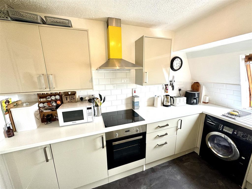 2 bed flat for saleDell View, Chepstow NP16 photo 4