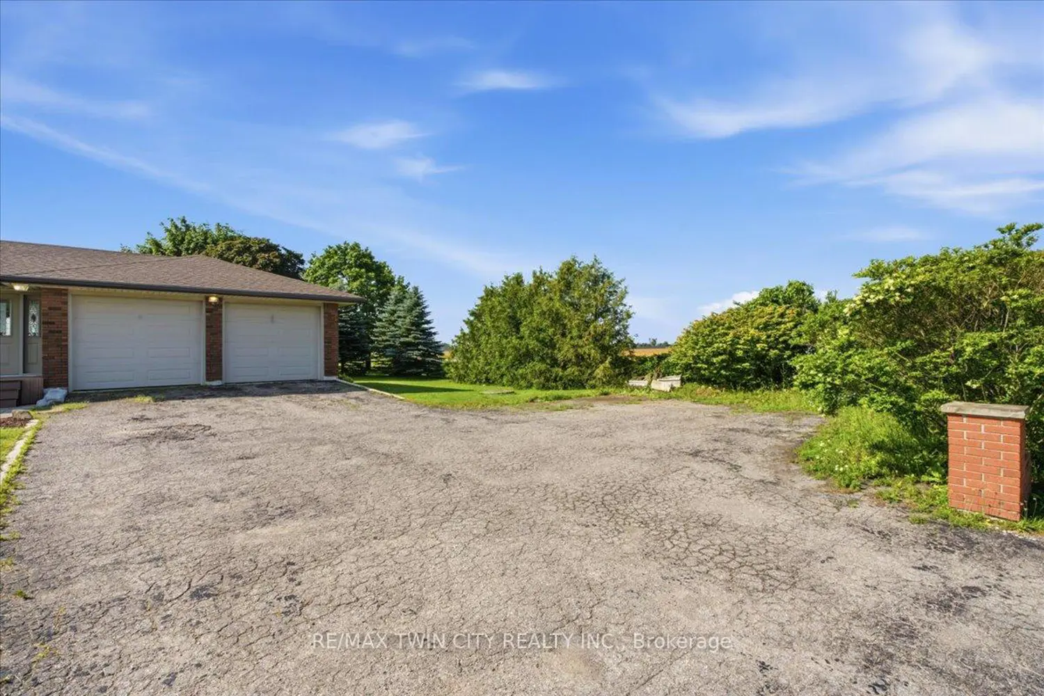 1184 Colborne Street photo 4