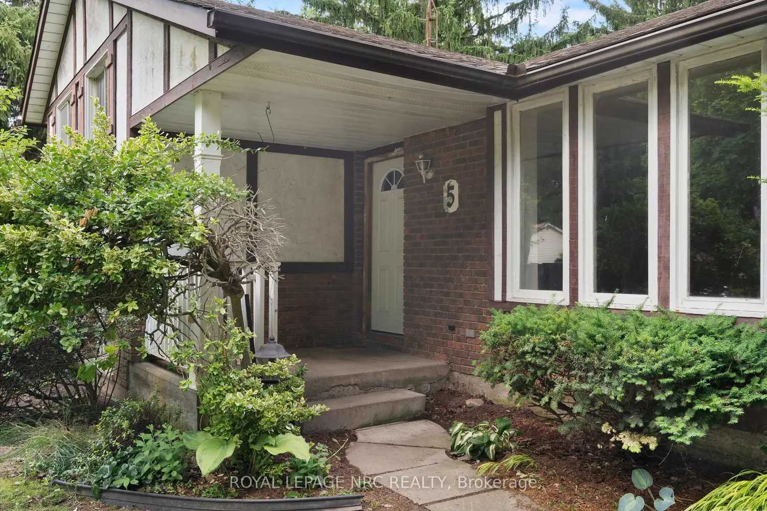 5 Fallingbrook Drive photo 2