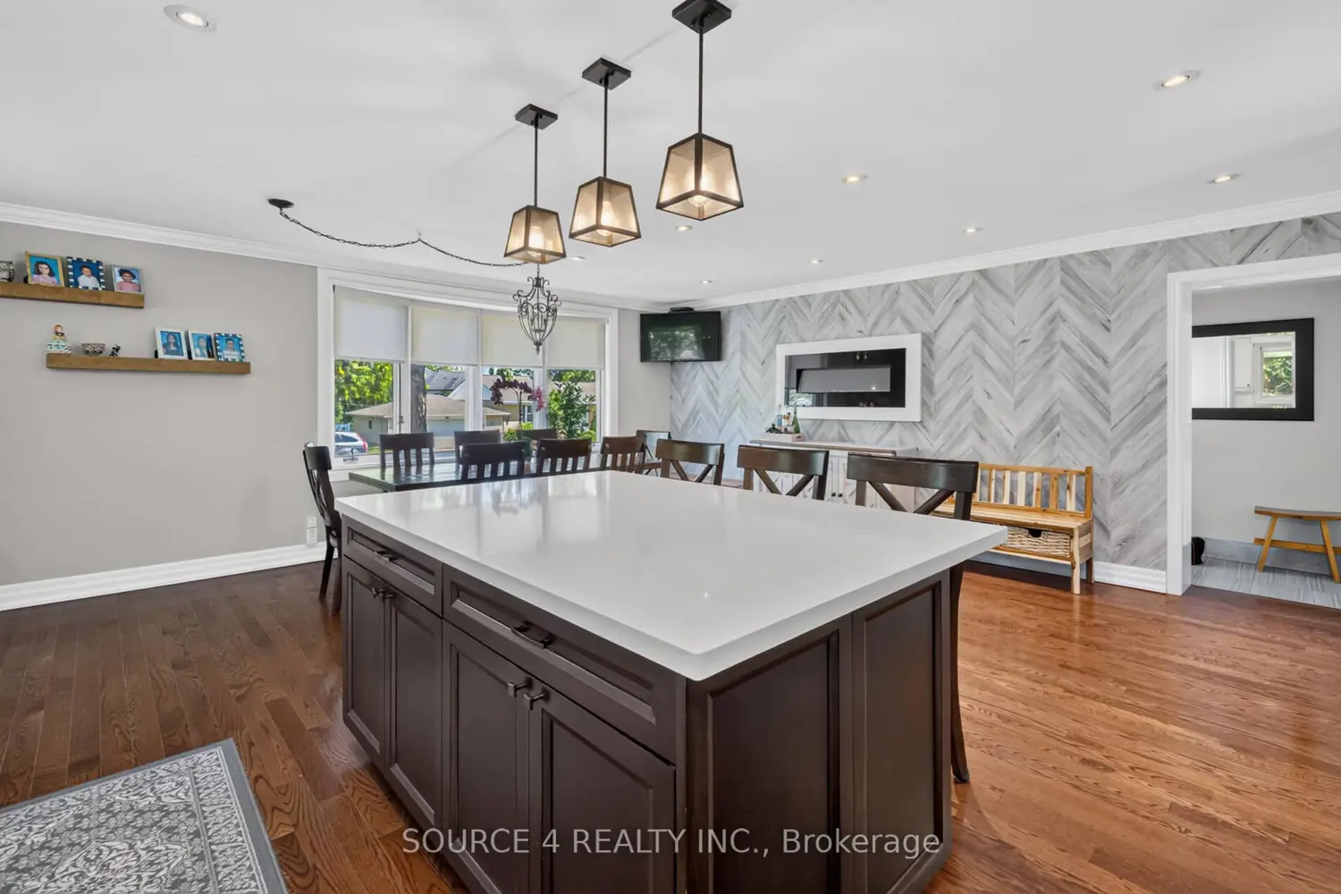 51 Knowles Crescent photo 4