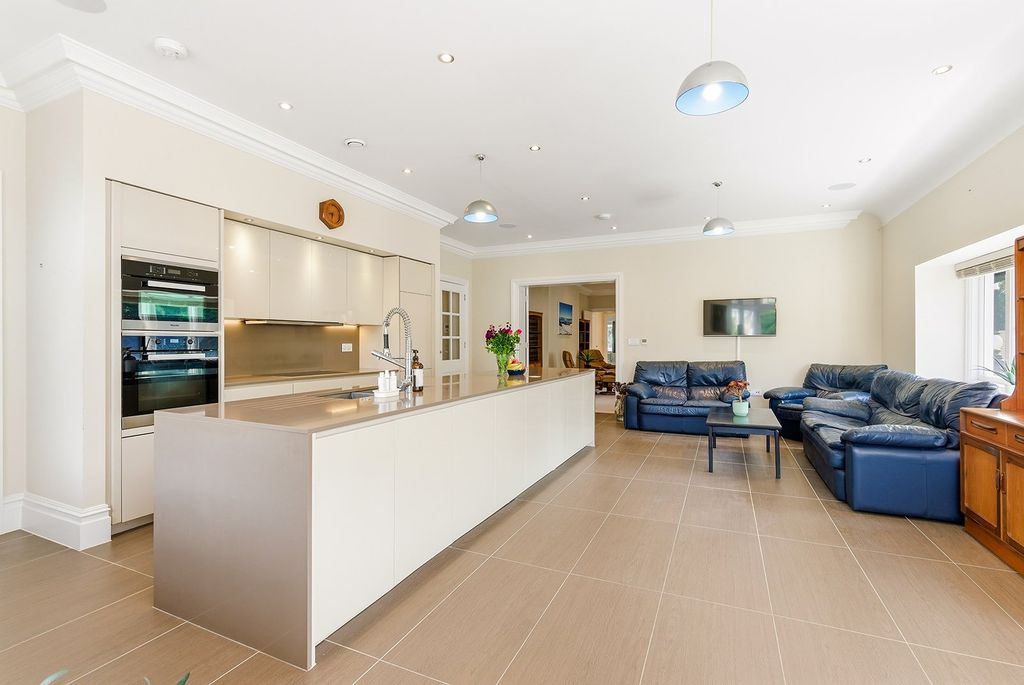 3 bed flat for saleQueen Elizabeth Crescent, Beaconsfield, Buckinghamshire HP9 photo 2