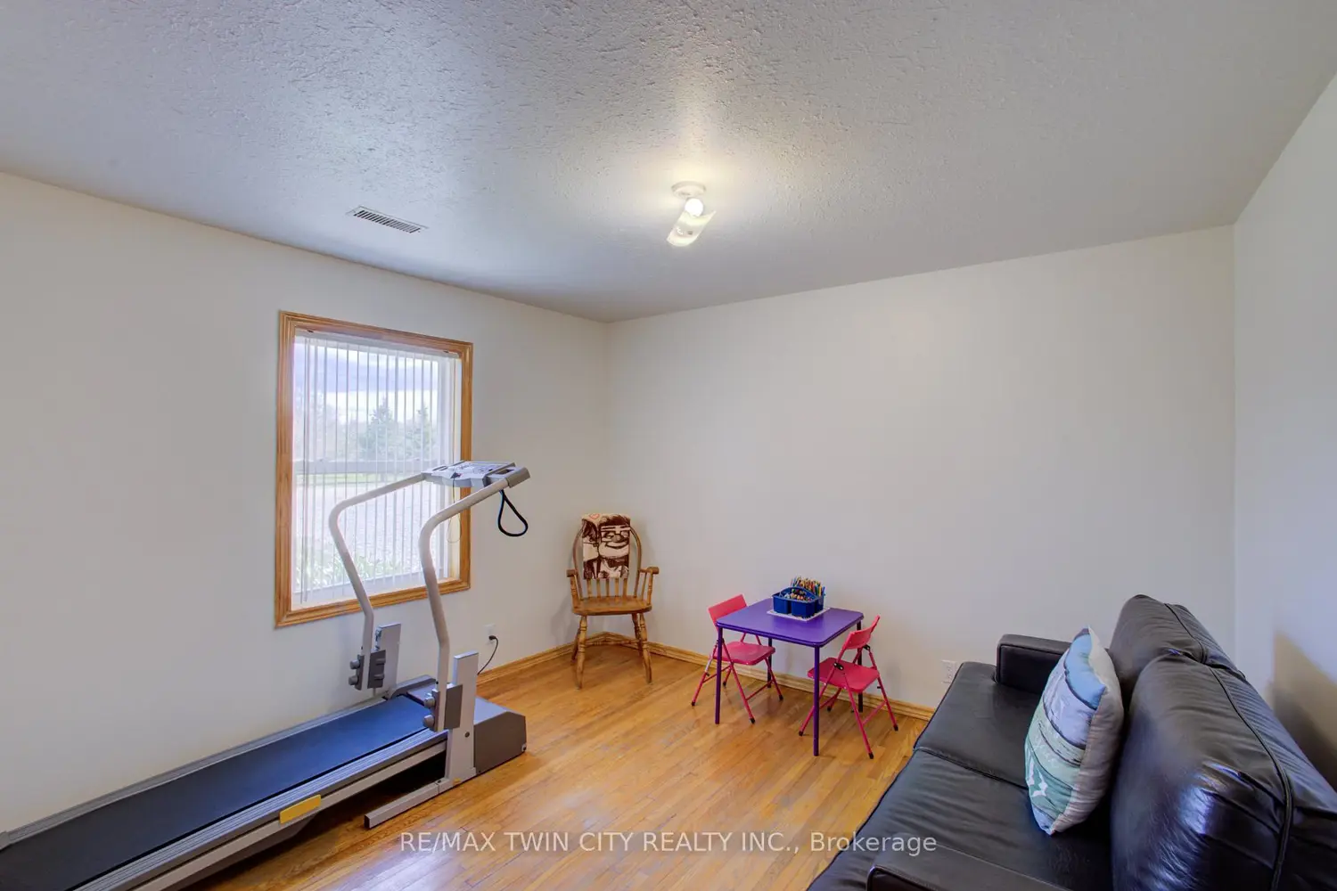 375729 6Th Line photo 3