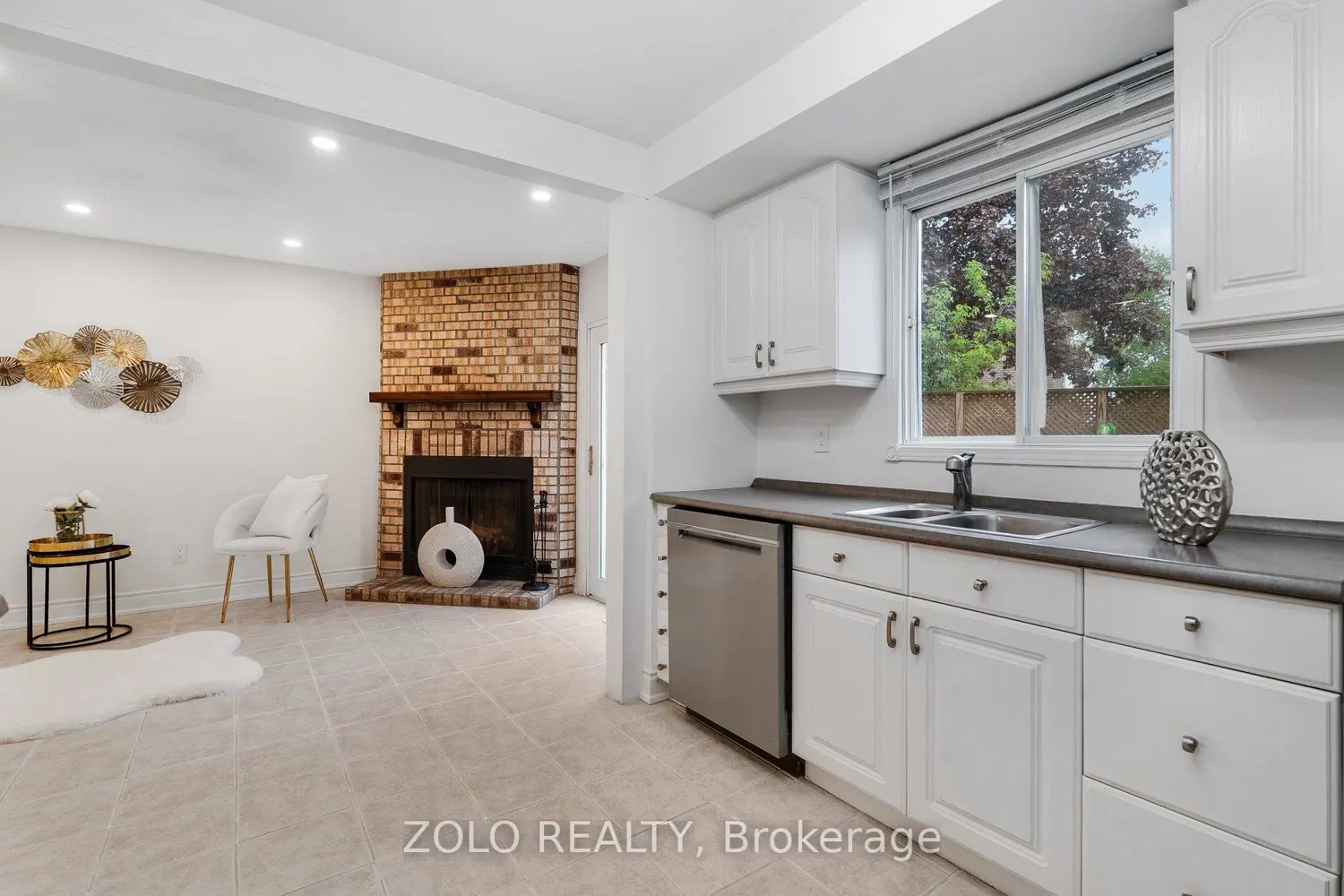 272 Elman Crescent photo 4
