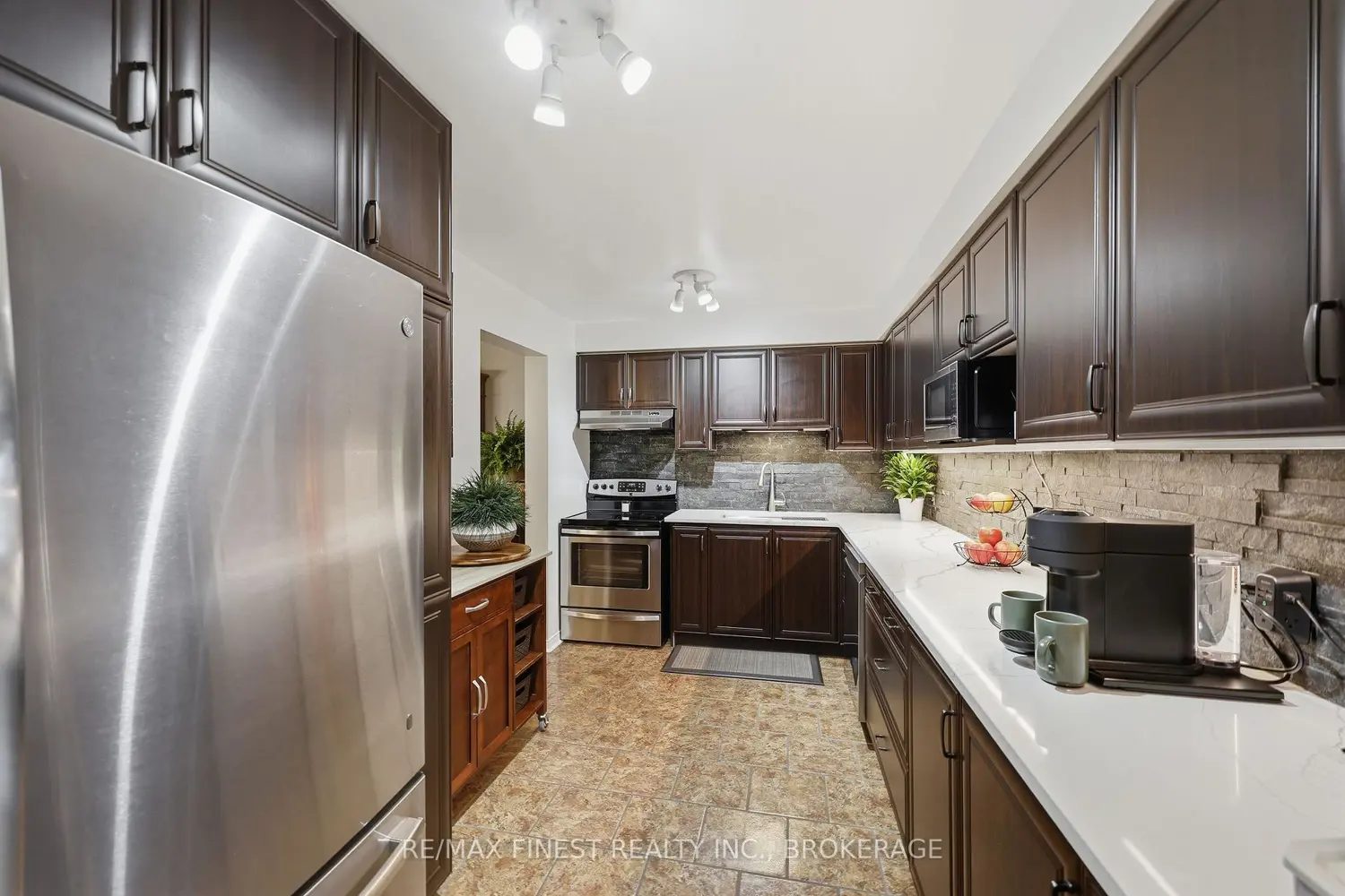 252 Vanguard Court photo 5