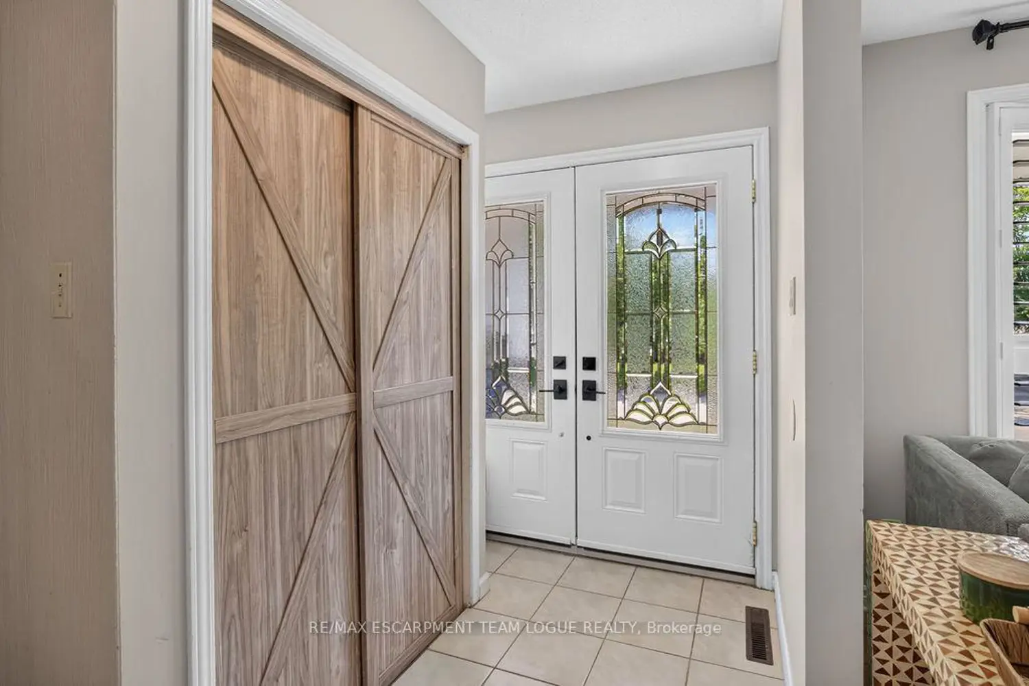 2389 Peart Court photo 4