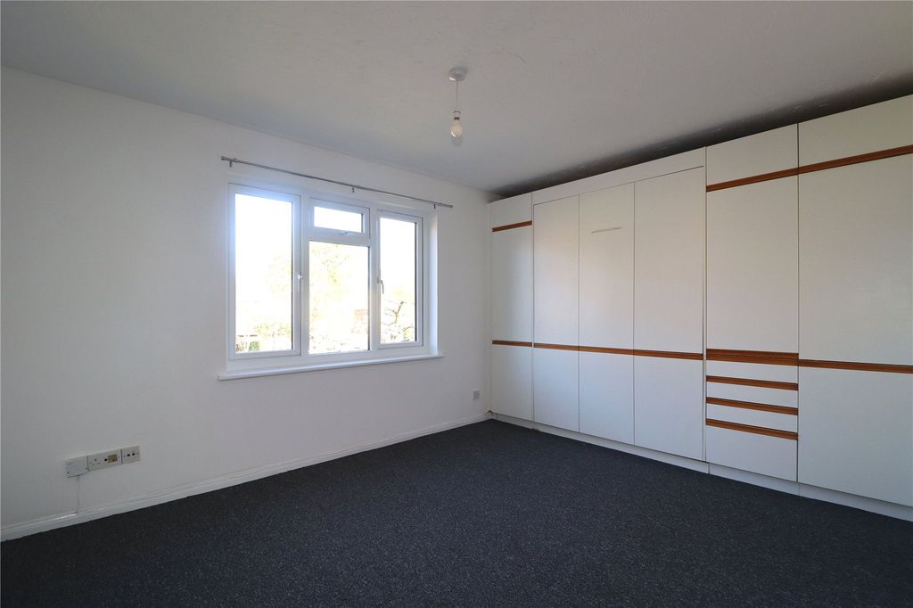 1 bed flat for saleWoking, Surrey GU22 photo 2