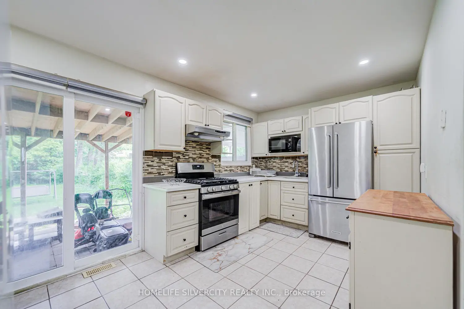 160 Purvis Crescent photo 3