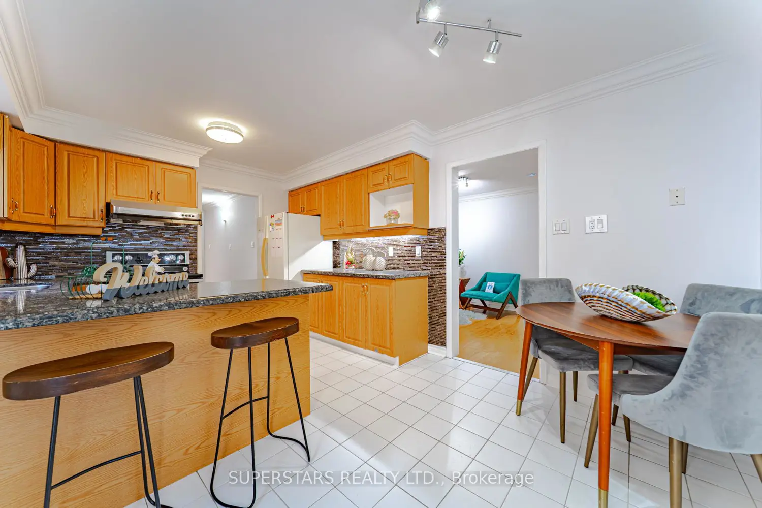 160 Galbraith Crescent photo 5