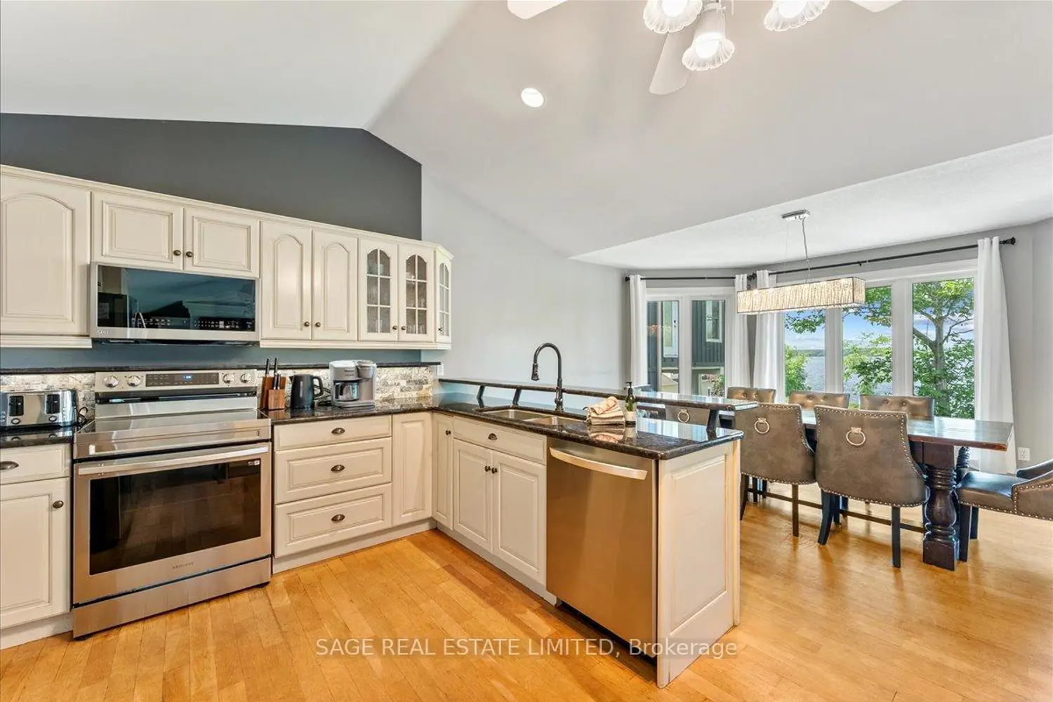 1634 Morris Avenue photo 3
