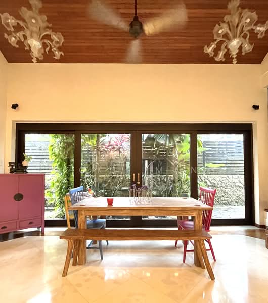 Charming Detached Villa with Pool & Indoor Outdoor Living photo 3