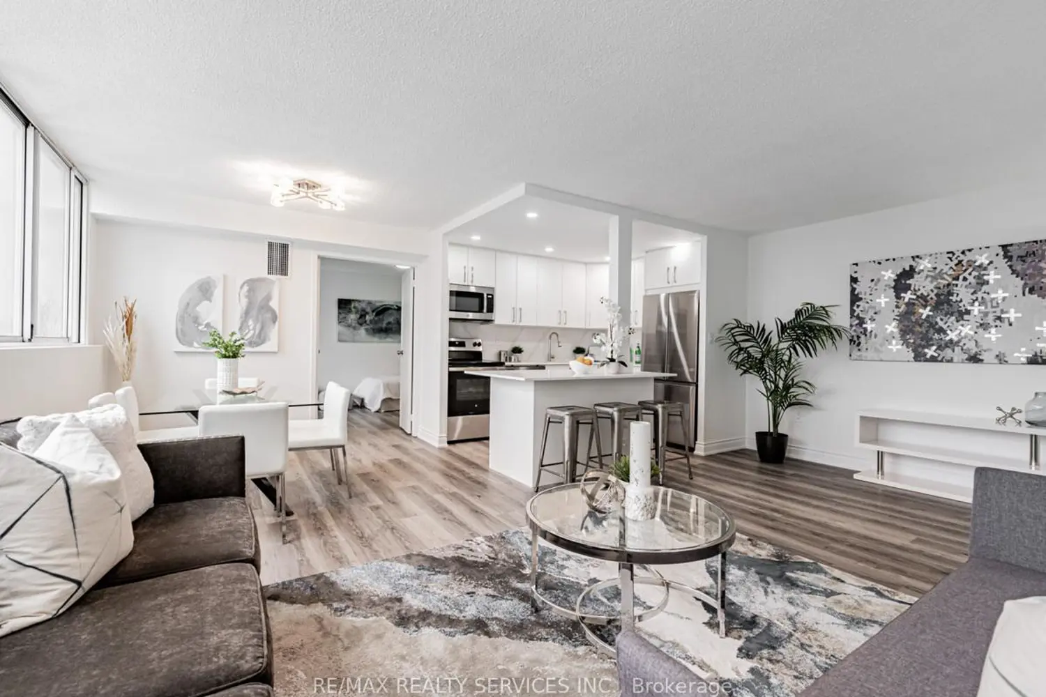 3590 Kaneff Crescent 1108 photo 5