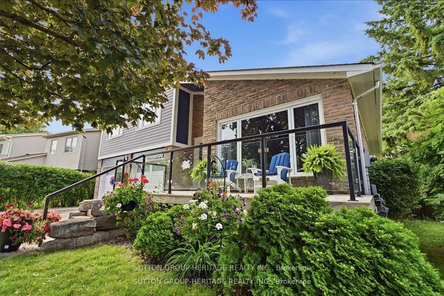 1886 Malden Crescent photo 2