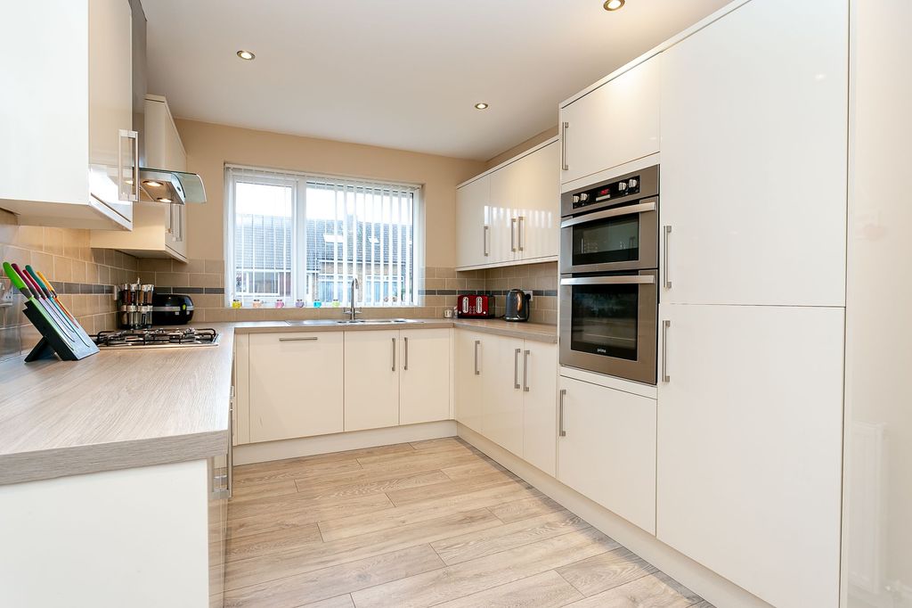 2 bed semi-detached bungalow for salePoplar Crescent, Harrogate HG1 photo 5