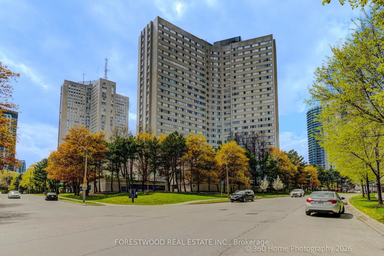 3700 Kaneff Crescent 2202