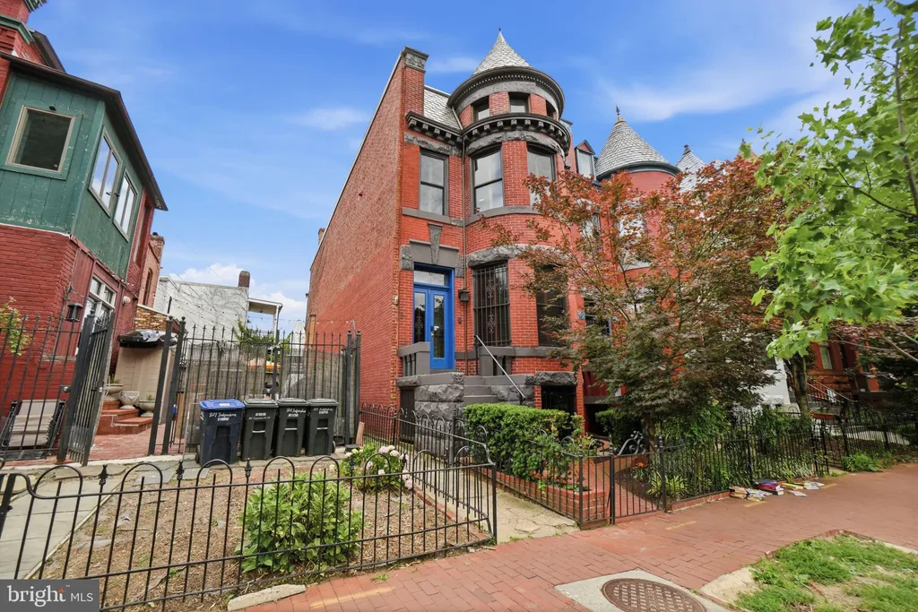 210 8th Street SE, Washington, DC 20003 photo 3