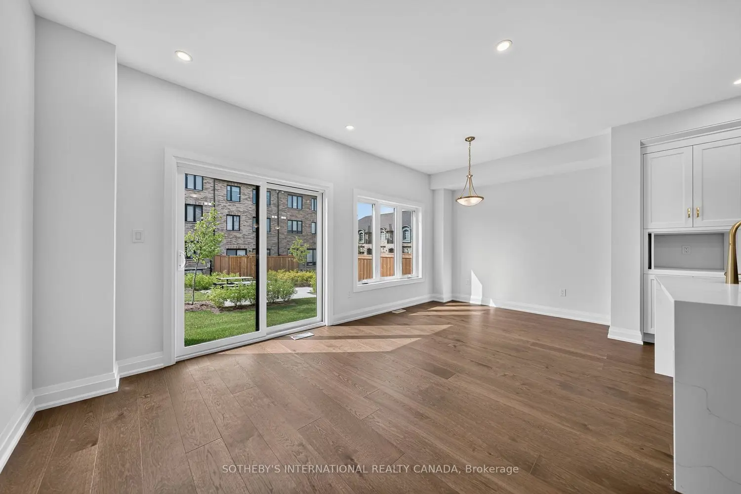 675 Victoria Road 24 photo 4