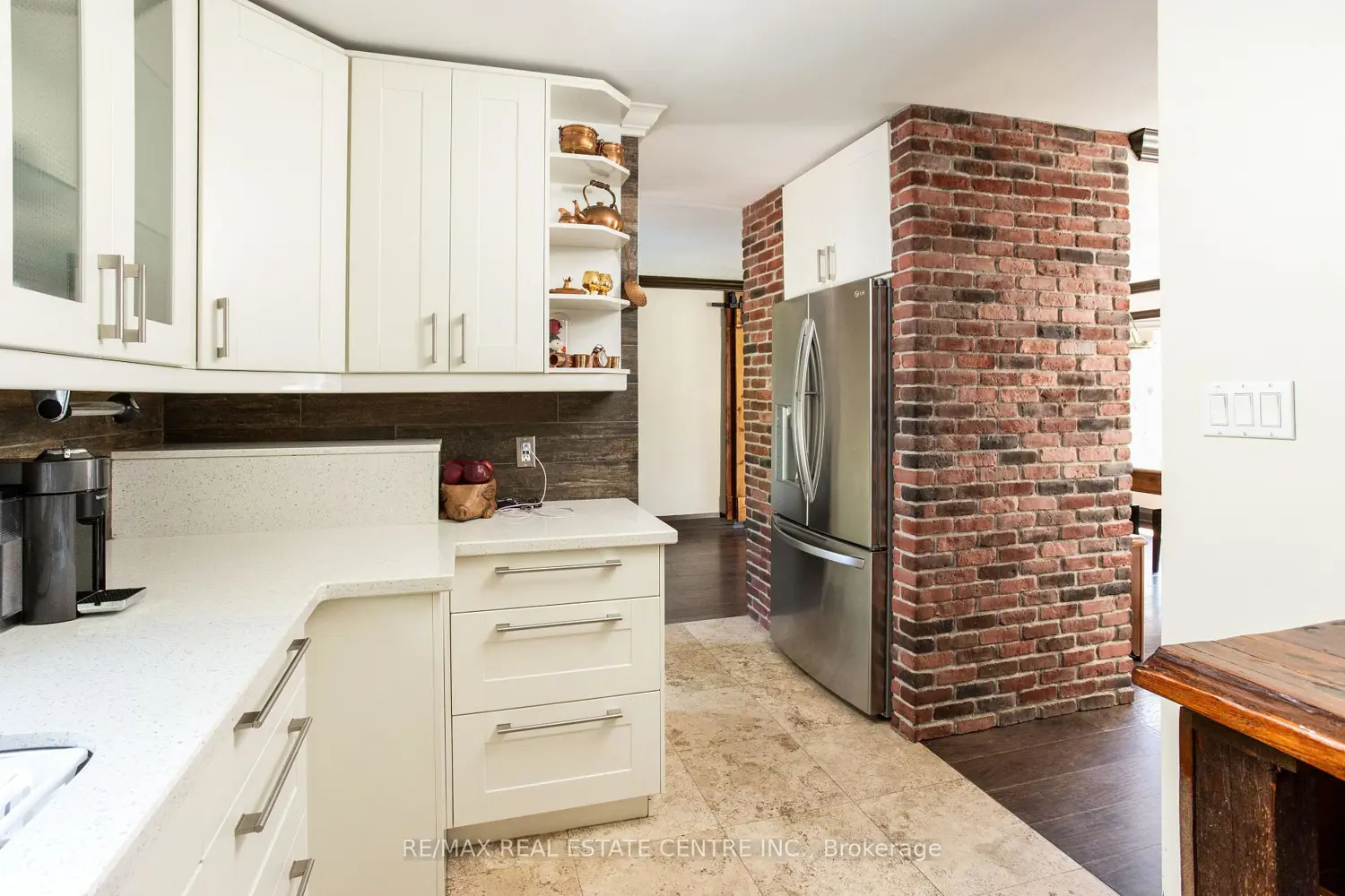 2450 Edenhurst Drive photo 2