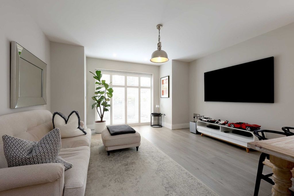 2 bed flat for saleStation Road, Beaconsfield, Buckinghamshire HP9 photo 5