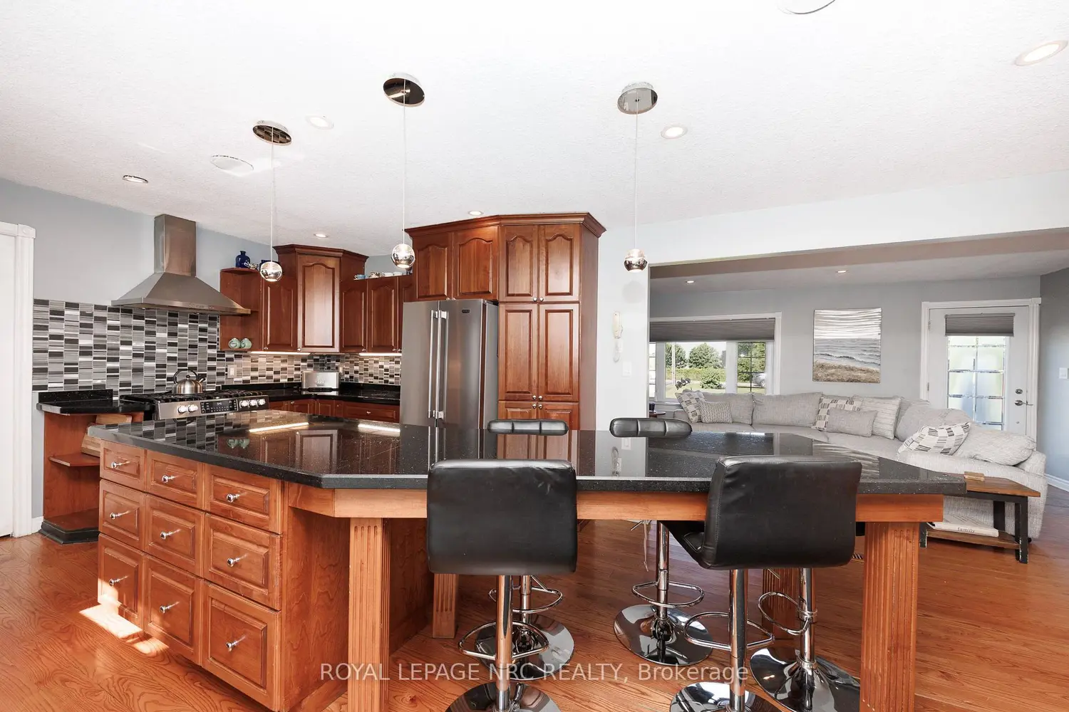 646 Prospect Point Road photo 2