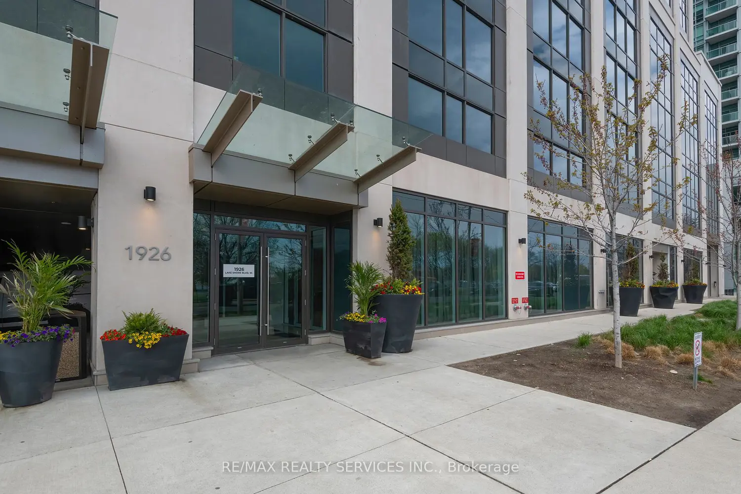 1926 Lakeshore Boulevard 1616 photo 2