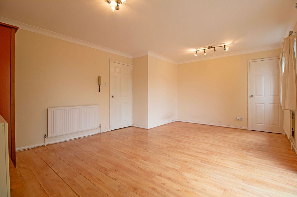 1 bed flat for saleThe Fairways, Scunthorpe DN15 photo 3