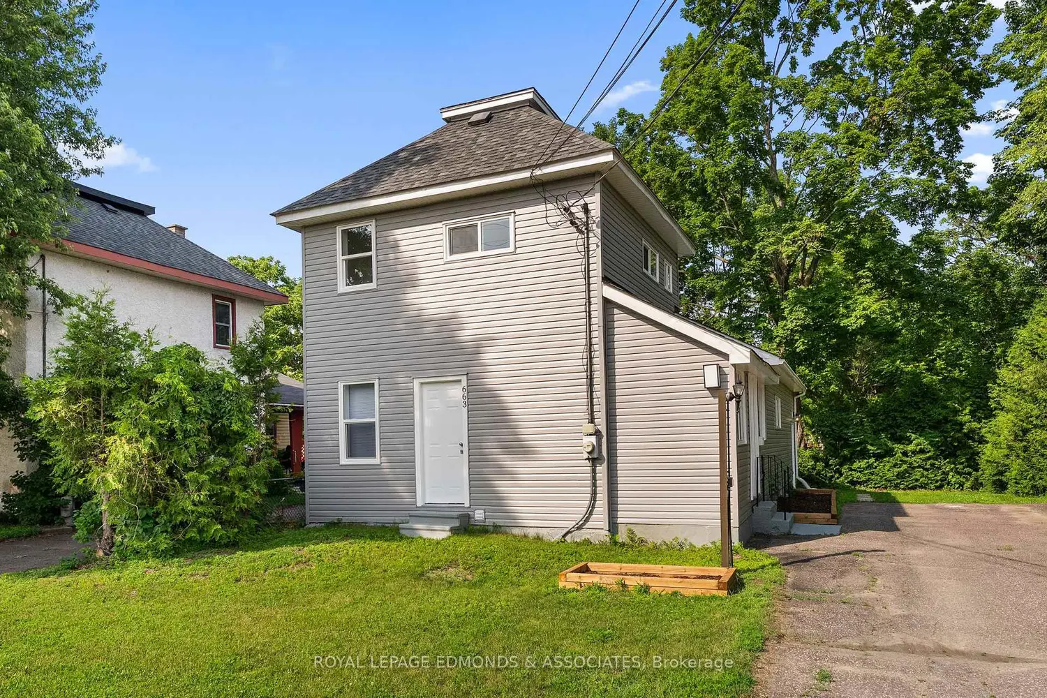 663 Fischer Street photo 2