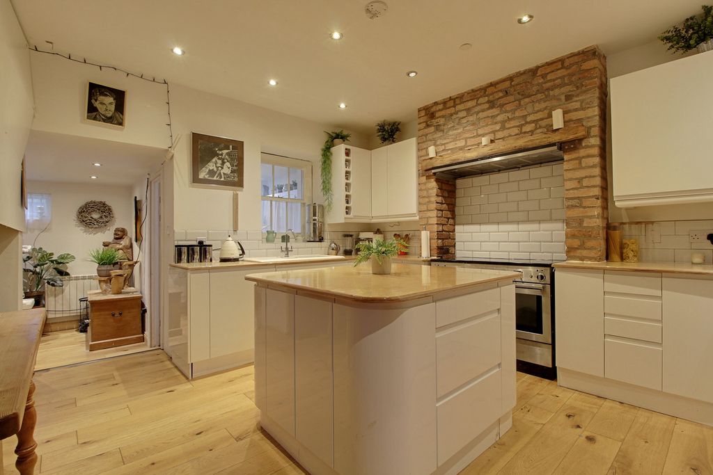 4 bed flat for saleParade, Leamington Spa CV32 photo 2