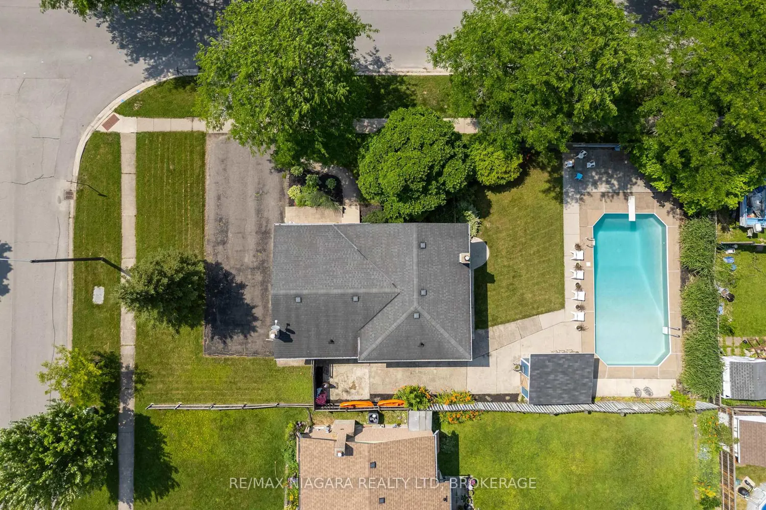 8229 Rideau Street photo 2