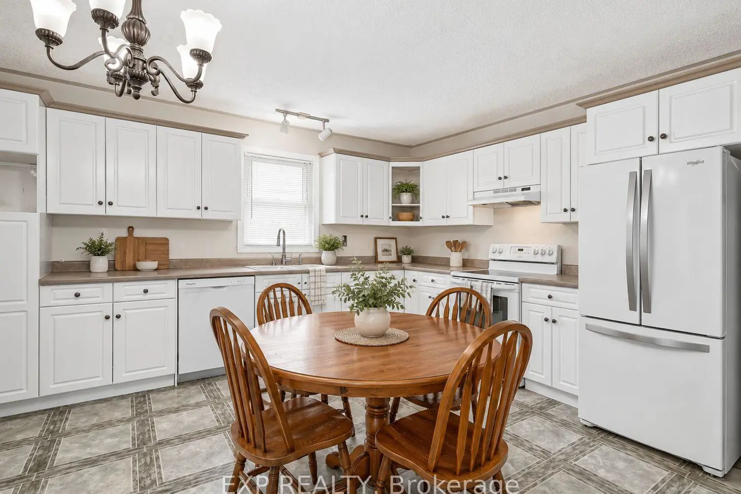8 Rebecca Drive photo 4
